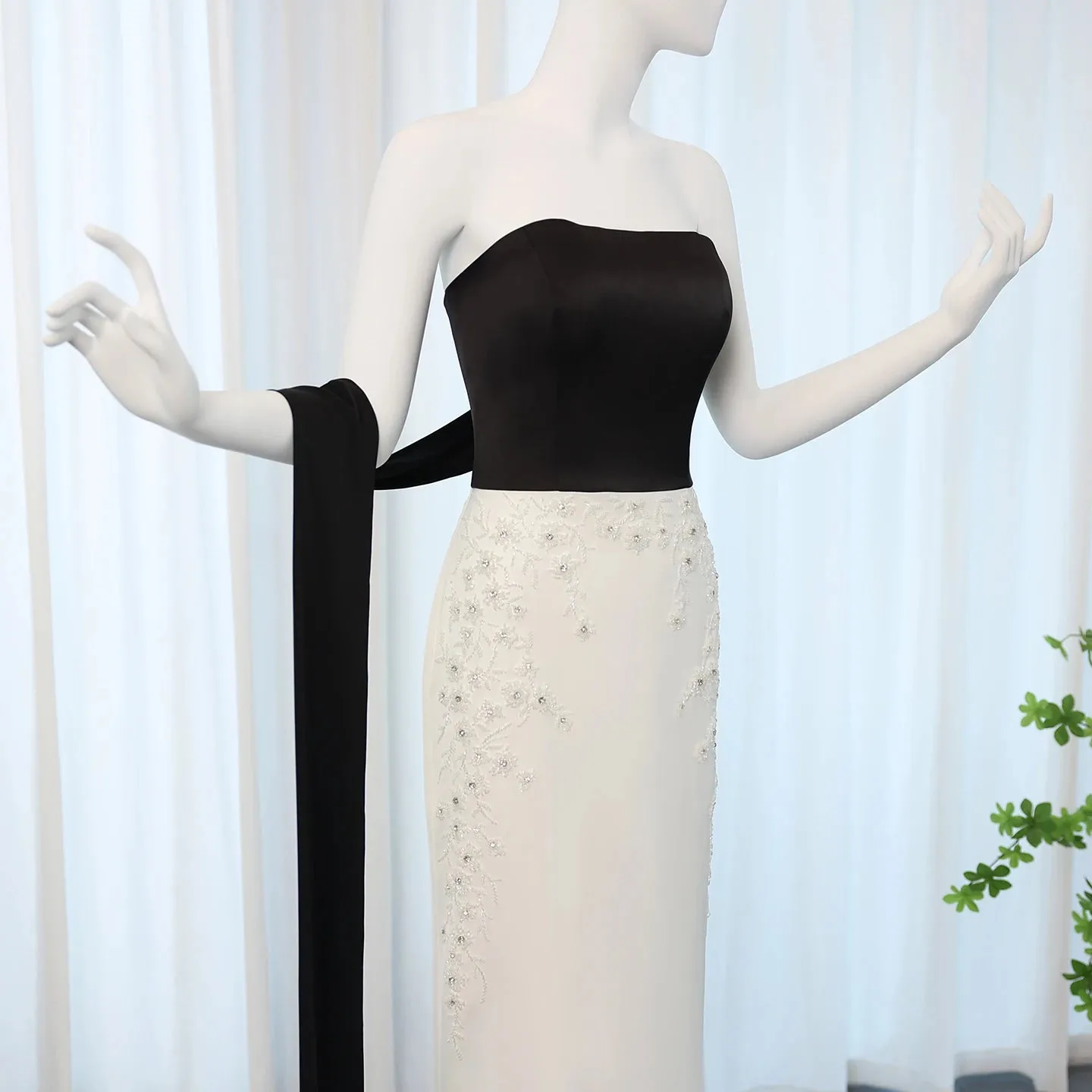 Luxury Beaded Strapless Evening Dress with Cape